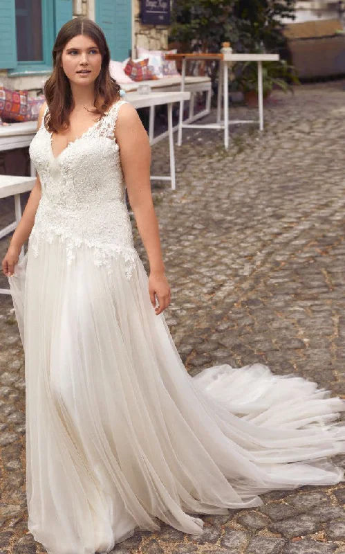 Plus Size Floral Boho Lace Wedding Dress Sexy Elegant Tulle V-Neck Court Train Button Back Bridal Gown Chic Lace Dress